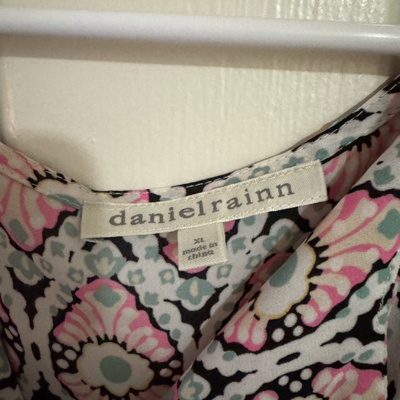 Fun Top for Work or with Jeans! - Picture 5 of 5